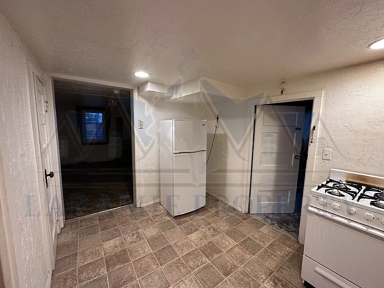 912 E Park Ave — Photo 11