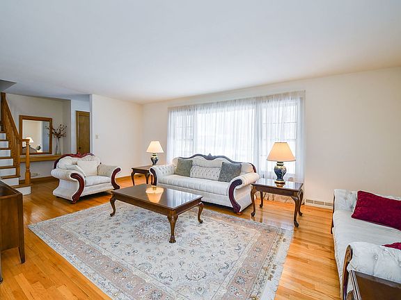 4th image of 22W417 Tamarack Dr