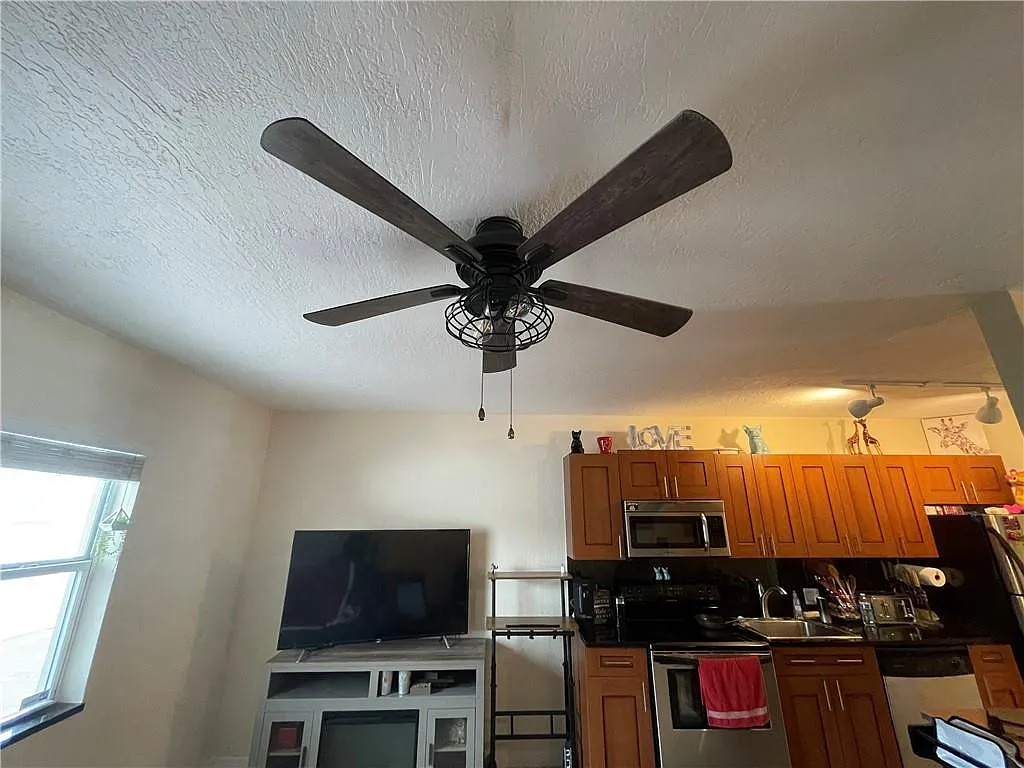 Wisteria Court Condominium — Photo 1
