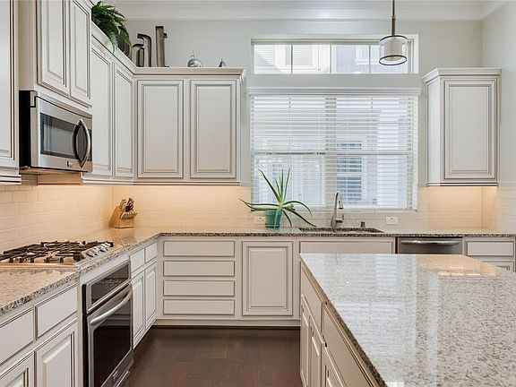 5th image of 742 N Shepherd Dr