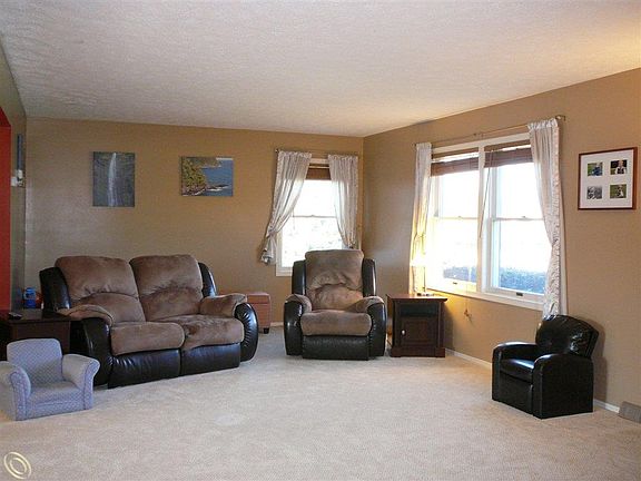 3rd image of 9377 Holiday Dr