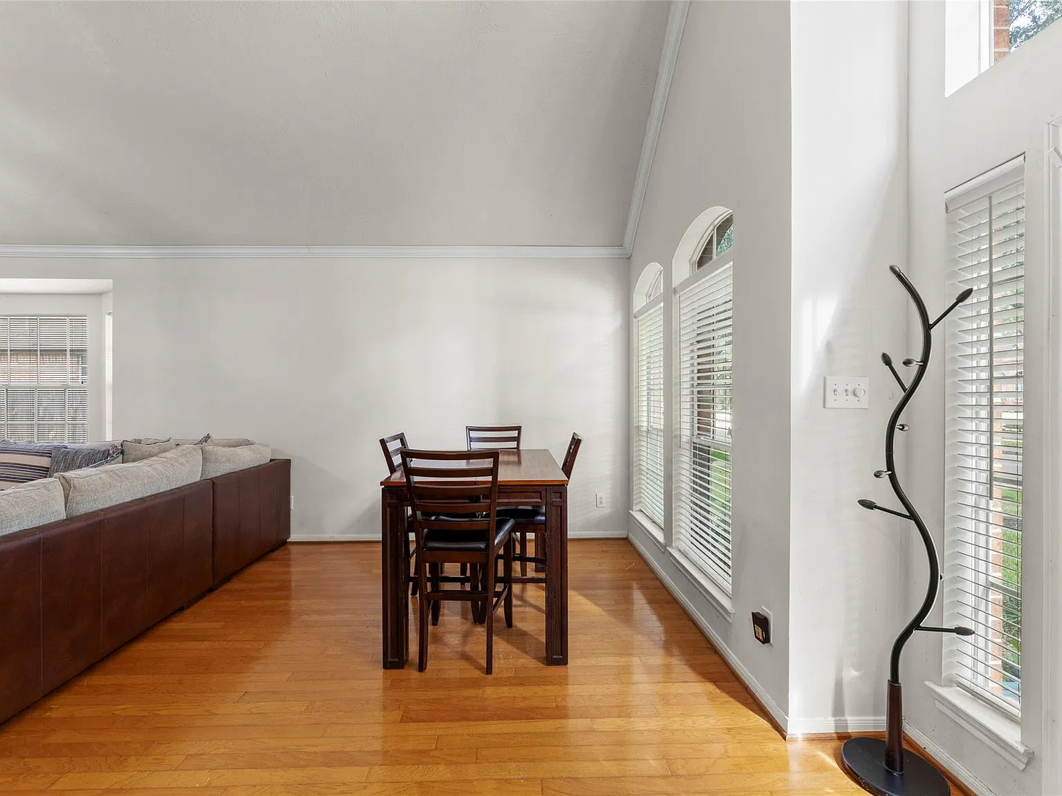 4 bed, 2.5 bath, 2703 sqft, $2,500 — Photo 3