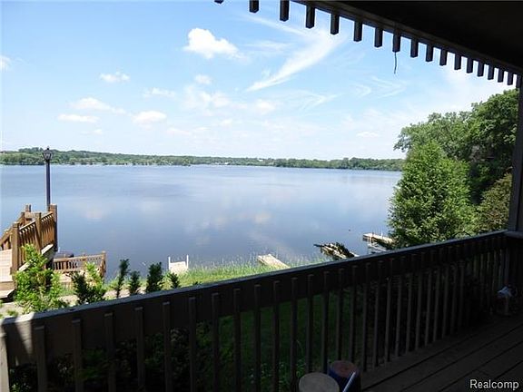 3rd image of 881 Cliffs Dr APT 102-A