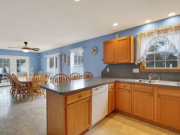 4th image of 15 Southwind Dr