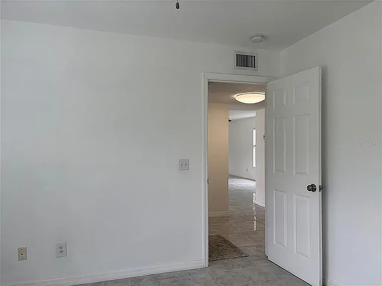 4 bed, 2525 sqft, $2,400 — Photo 4