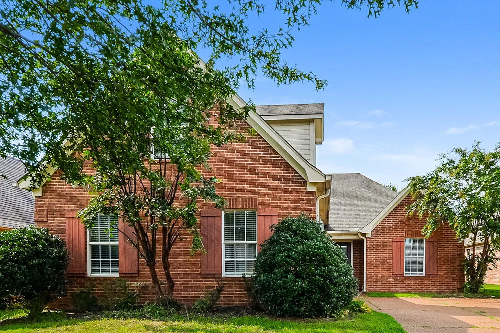 4 bed, 2.0 bath, 1833 sqft, $1,985 — Photo 1