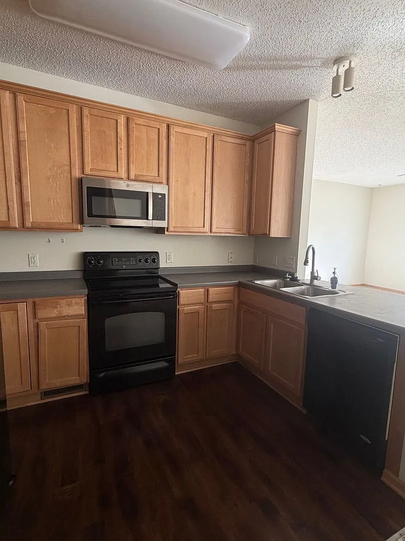 Spacious 2 bedroom townhome available 9/10!! — Photo 2