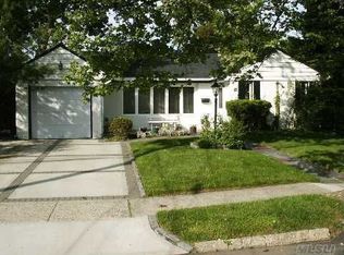 193 Tottenham Rd, Lynbrook, NY 11563