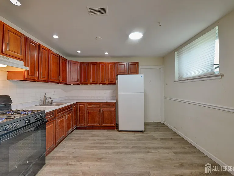382 College Dr — Photo 6