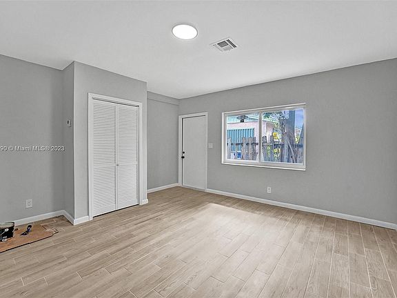 4th image of 1451 SW 5th Ave #1