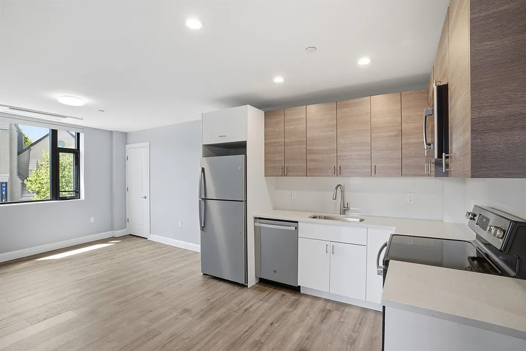 2 bed, 1.0 bath, 801 sqft, $3,750 — Photo 4
