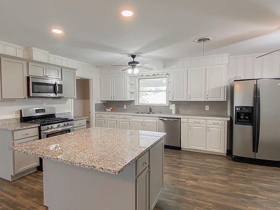 5th image of 413 W McNeese St
