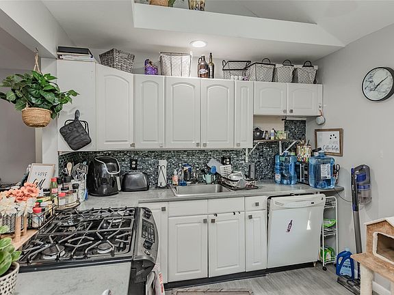 5th image of 115 Winges Ave