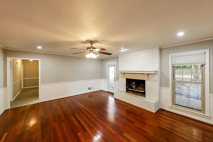 3 bed, 2.0 bath, 2278 sqft, $1,995 — Photo 3
