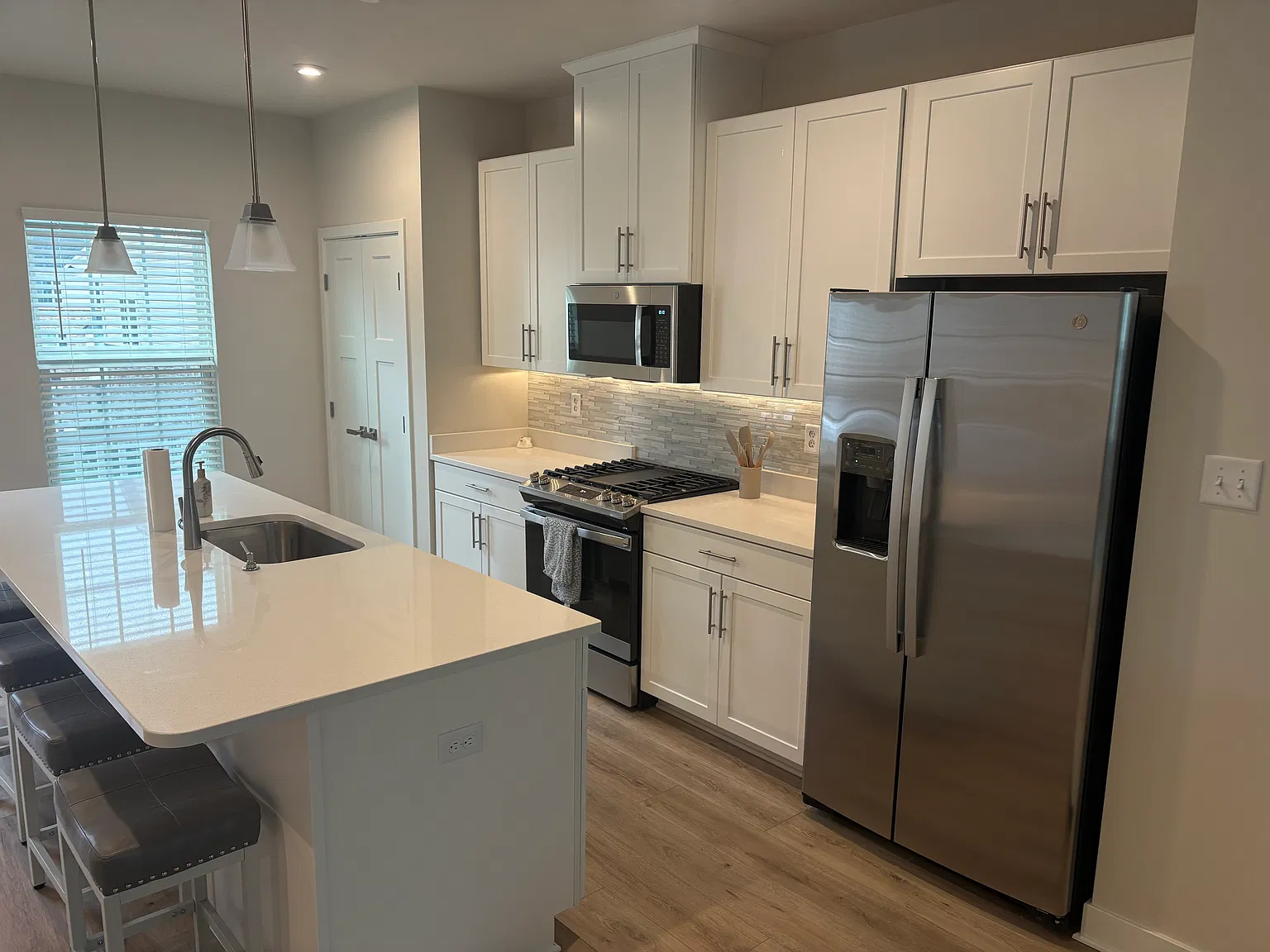 3 bed, 2.5 bath, 2388 sqft, $2,950 — Photo 4