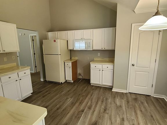 4th image of 1593 Queen Elizabeth Dr