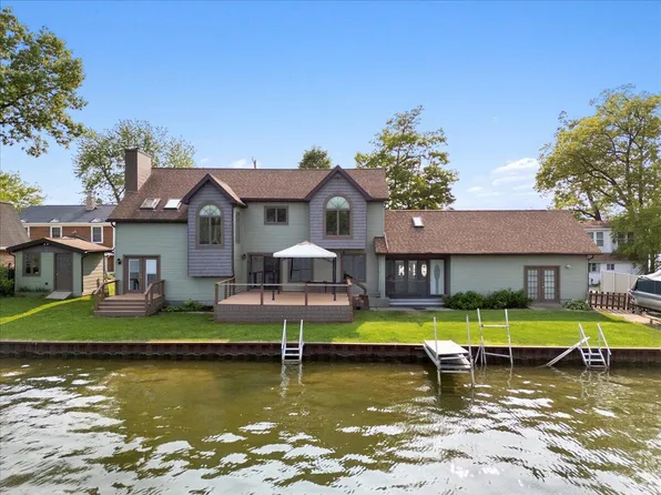 1176 Lakeside Dr, Howell, MI 48843