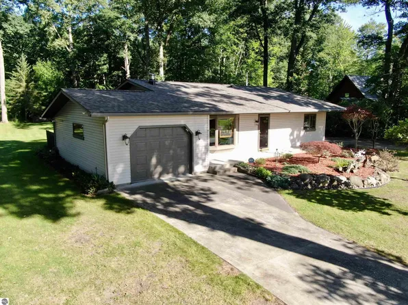 1528 Douglas Dr, Tawas City, MI 48763