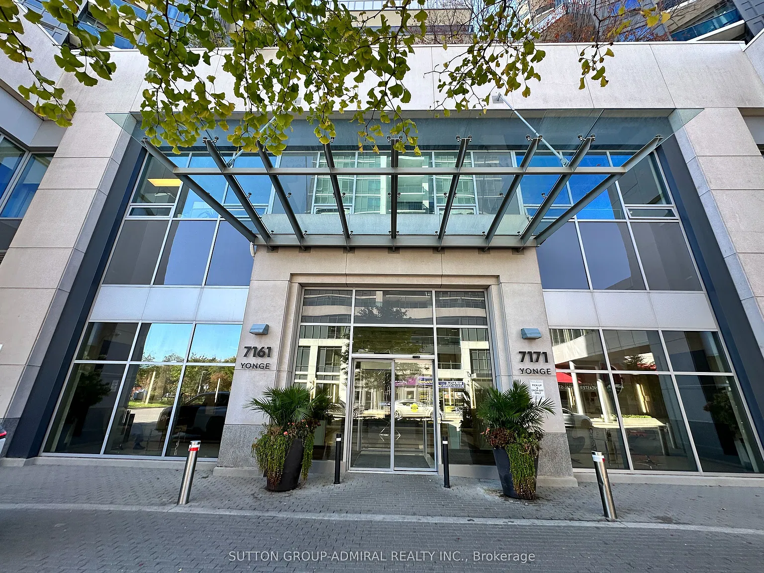 7161 Yonge St — Photo 2