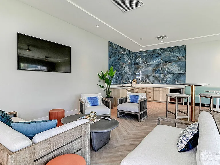 South Beach by Logan — Photo 38