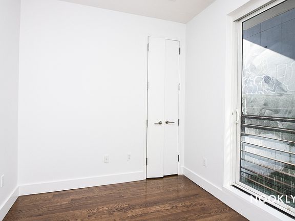 5th image of 945 Willoughby Ave APT 2R