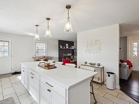 3rd image of 1039 Panorama Dr