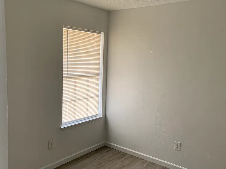 2410 Grasslands Dr — Photo 16