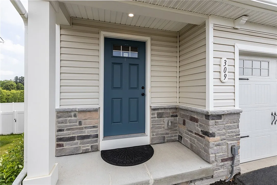 4 bed, 2.5 bath, 2704 sqft, $3,200 — Photo 3