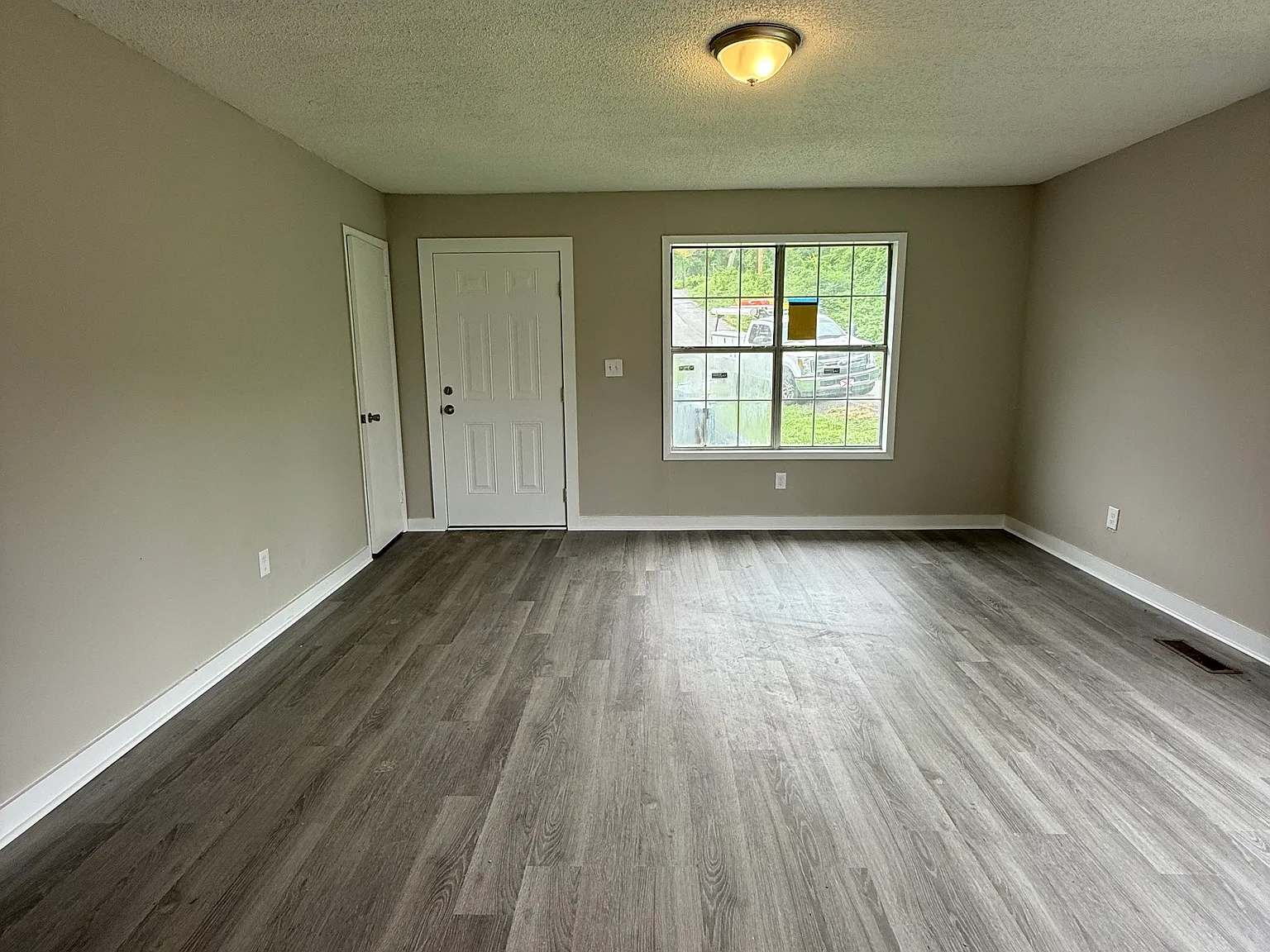 3 bed, 1080 sqft, $1,000 — Photo 2
