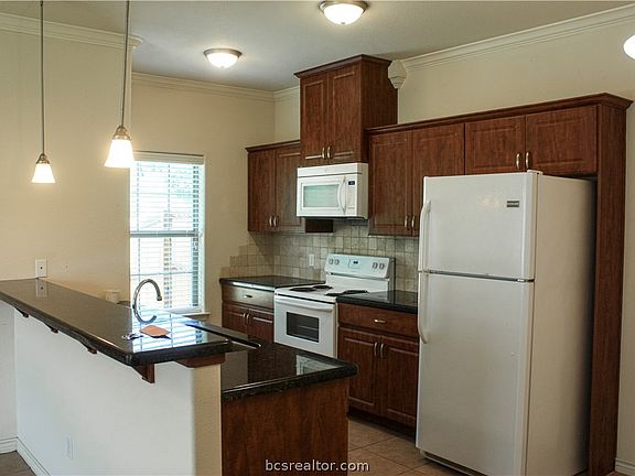 3rd image of 4424 Reveille Rd