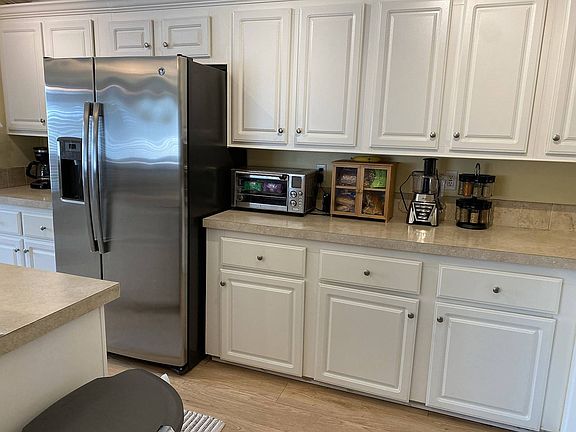 4th image of 215 Coral Ln