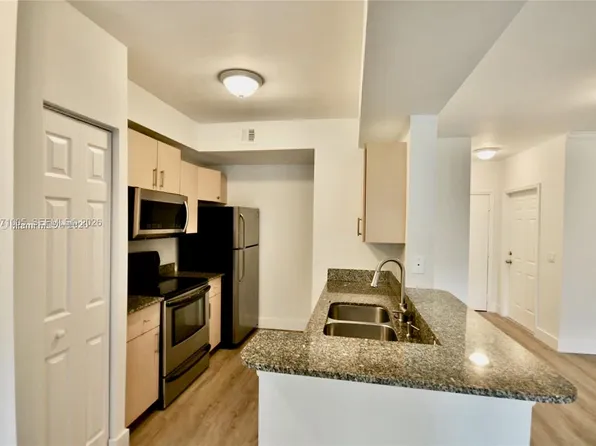 2474 Centergate Dr APT 103, Hollywood, FL 33025
