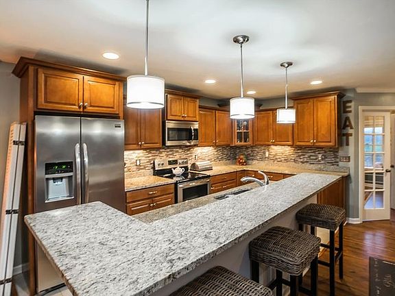 5th image of 1004 Saint Andrews Dr