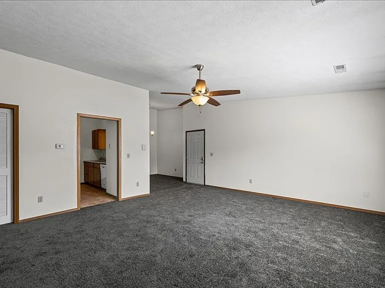 108 Oak Creek Plaza — Photo 41