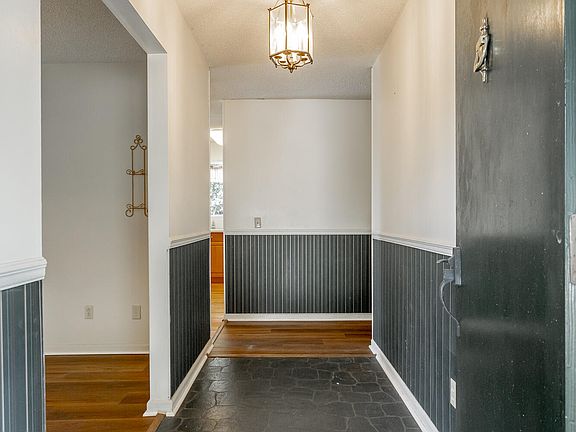 4th image of 504 Westwood Ln #1