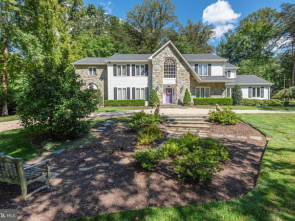 3rd image of 1307 Daviswood Dr