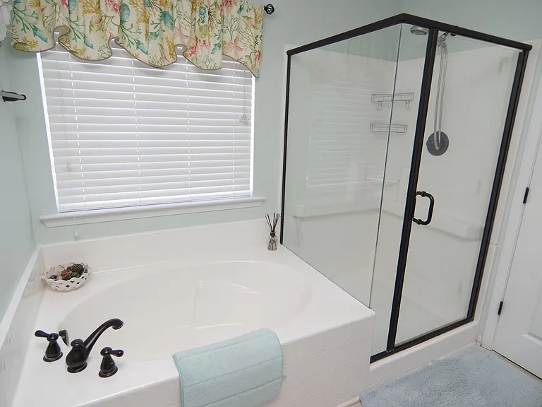 212 Glossy Green Ln — Photo 32