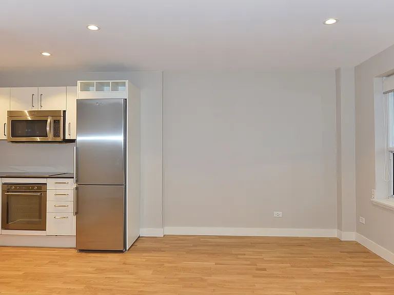 111 Lawton Blvd — Photo 3
