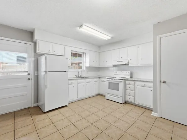 742 N 6th St, Rogers, AR 72756