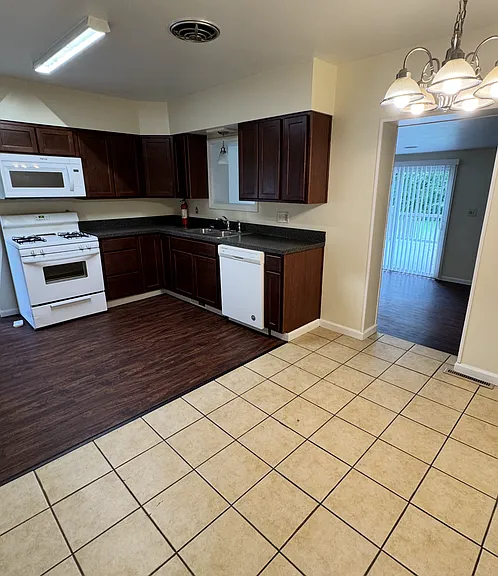 4409 Sunnybrook Dr SE — Photo 10