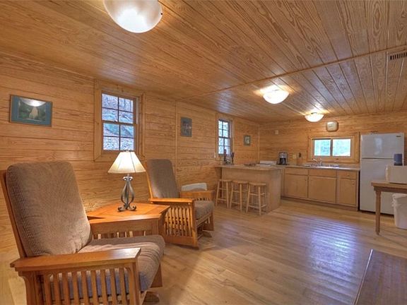 4th image of 402 Turkey Creek Dr