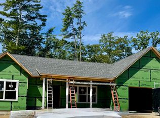 28 Forest Glen Ln, Topsham, ME 04086