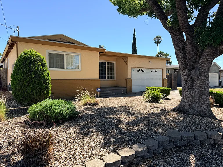 201 Thomas Way — Photo 1