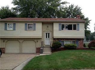 3357 Hazelton Dr, Oregon, OH 43616