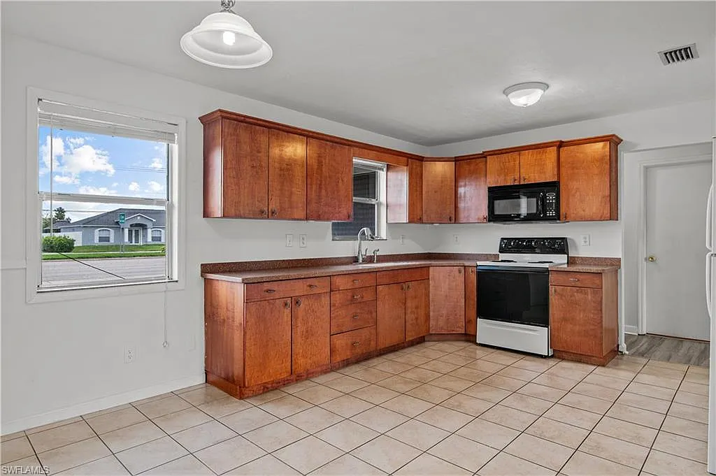4 bed, 2.0 bath, 1352 sqft, $2,025 — Photo 3
