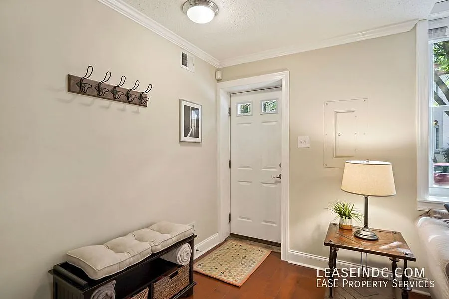 3 bed, 2.5 bath, 1786 sqft, $4,300 — Photo 3