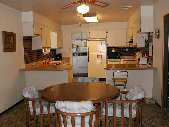 Lot's of counter space in this eat-in kitchen