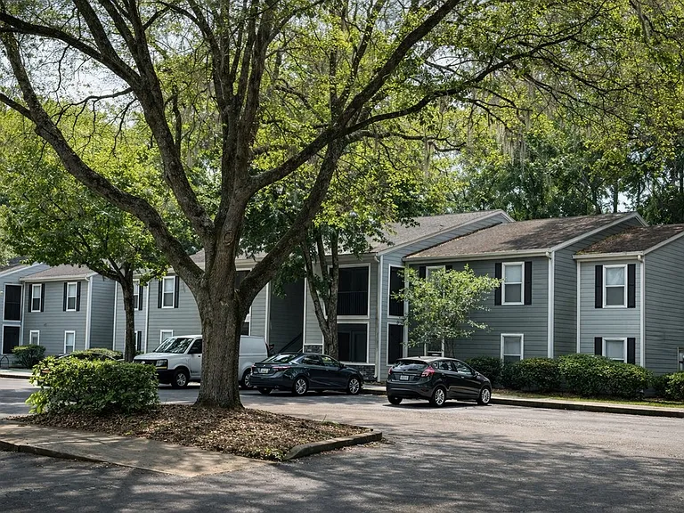 Chelsea Apartments — Photo 21