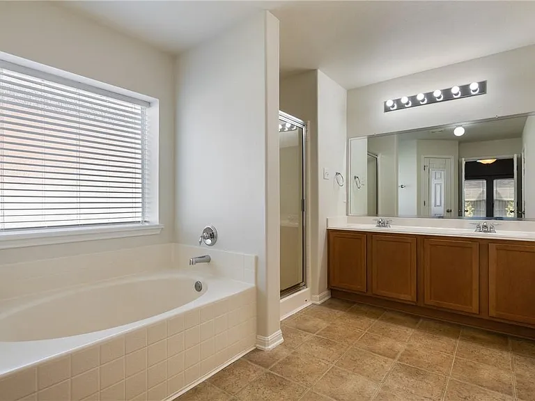 3800 Vonnegut Ct — Photo 18