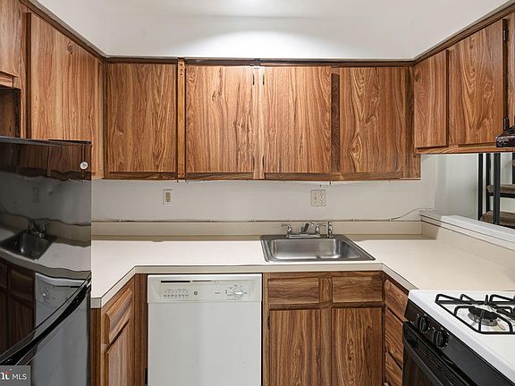 5th image of 1137 Pine St APT 102